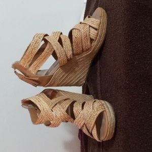 DC DOLCE VITA TAN BRAIDED WEDGES W/ZIP UP BACK OPEN PEEP TOE SIZE 10